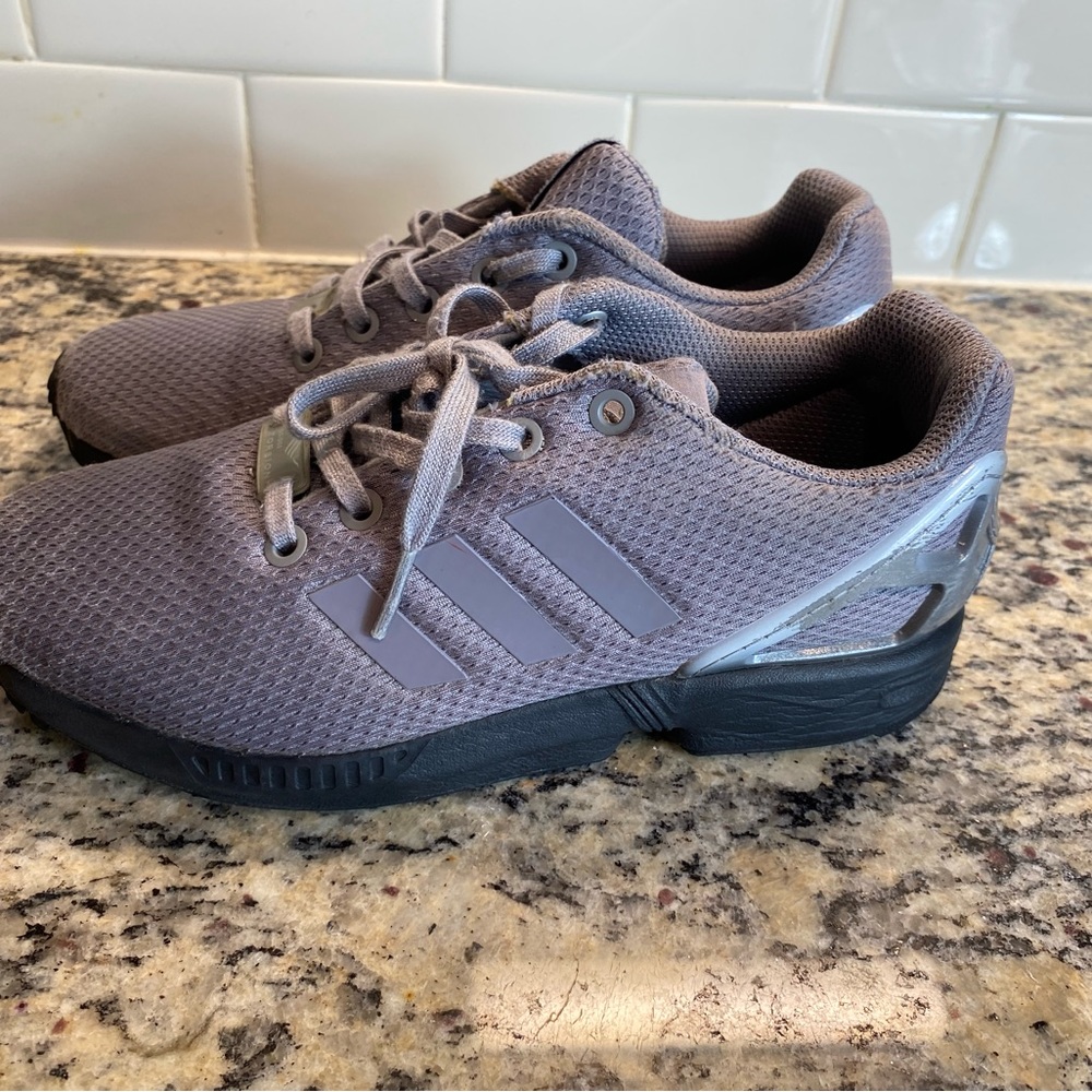 - Kids Adidas Size 4 - Picture 2 of 8